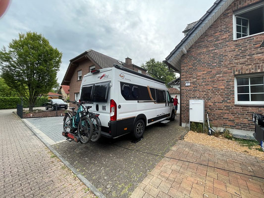 Gustine wird eingeparkt - gut dass sie nicht grösser ist