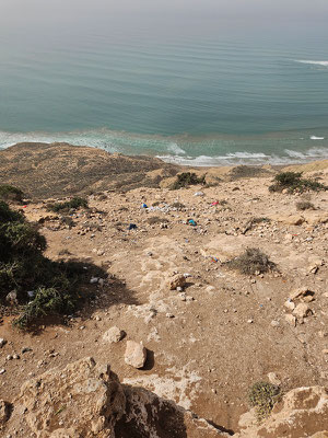 zum Strand fällt es steil nach unten ...