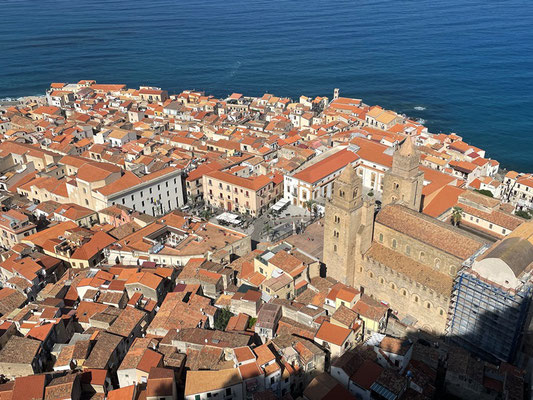 die historische Altstadt von Cefalù, mit dem Dom vorne rechts