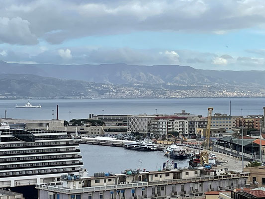 Blick nach dem Festland von Italien, hier die Stadt Reggio Calabria