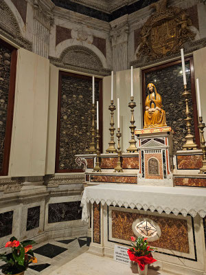 und hinter dem Altar findet sich ein Raum mit den Gebeinen der Märtyrer aus der Gegend