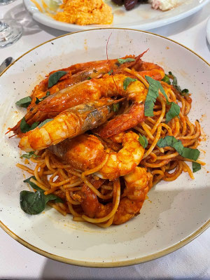 wir geniessen die "Scampi-Nudeln" in der Taverne, welche uns den Stellplatz gratis zur Verfügung stellt. Der Wirt ist sehr grosszügig ...