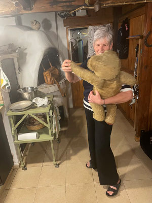 die Hausherrin möchte tanzen, aber mangels Tänzer nimmt sie den Teddy ;-)
