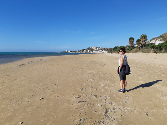 wir sind fast alleine unterwegs auf dem langen Sandstrand