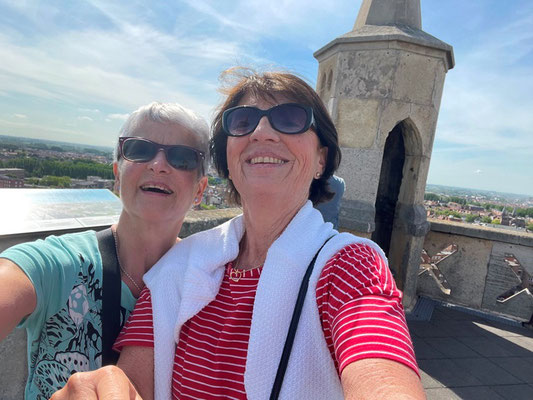 Zwei Glöcknerinnen auf dem Turm.