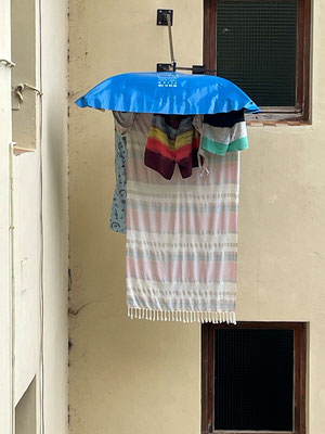 an fast jedem Fenster hängt irgend eine Wäscheaufhängvorrichtung - oft sogar mit Regenschirm