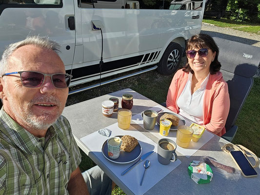 erstes Frühstück draussen