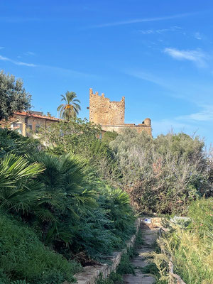 Bis zu dieser Ruine, dem Torre storica del principe, spaziert Brigitte heute alleine