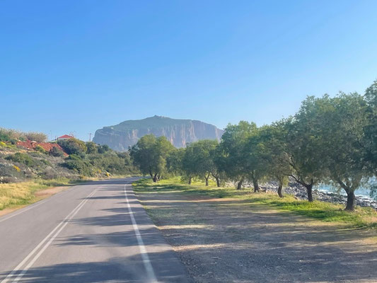 bis wir schon bald die Insel Monemvasia sehen