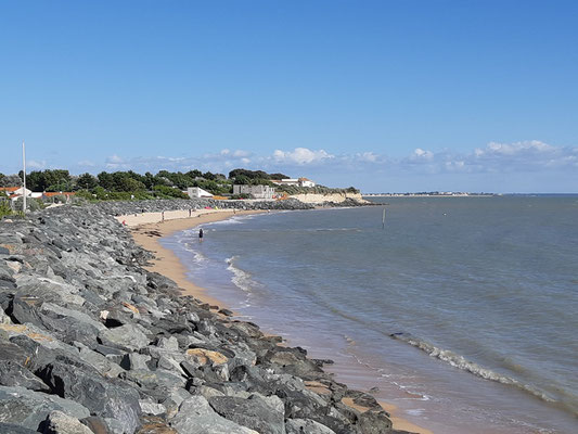 ein schöner Strand mit - was für ein Unterschied zur Bretagne - einem Meer, welches ganz nahe ist!