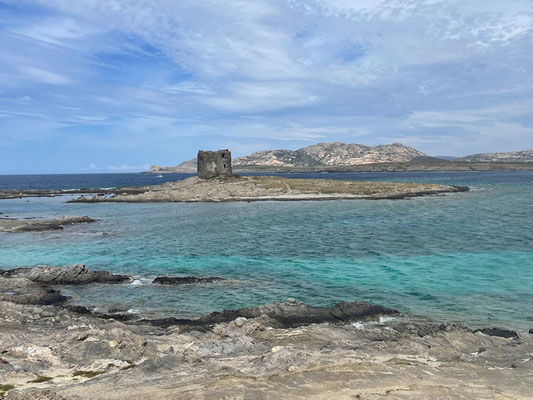 eine Ruine, welche mal ein Wacht- oder Leuchtturm war