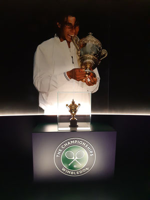 einer seiner beiden Wimbledon Pokale