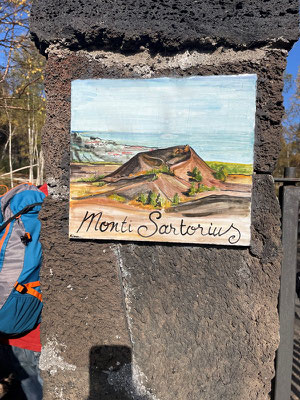 den Monte Sartorius werden wir besteigen. Das ist einer der Nebenkrater, welcher sowohl fliessende als auch explodierende Aktivitäten zeigt