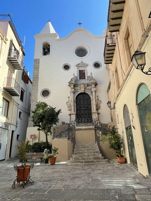 die Chiesa di Santo Stefano Protomartire gefällt uns, weil sie so schön zwischen die Häuser gebaut ist. Was war wohl vorher da?