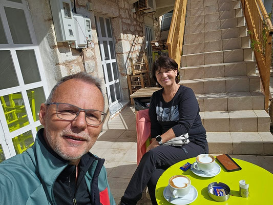 im Zentrum genehmigen wir uns einen Cappuccino - natürlich draussen an der Sonne
