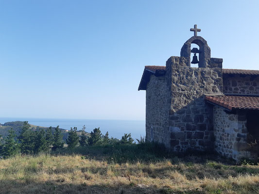 auf halber Höhe kommen wir an einer Kapelle vorbei - leider ist sie abgeschlossen.