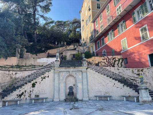 die Treppe des Saint Charles - könnte auch eine Auffrischung vertragen ...