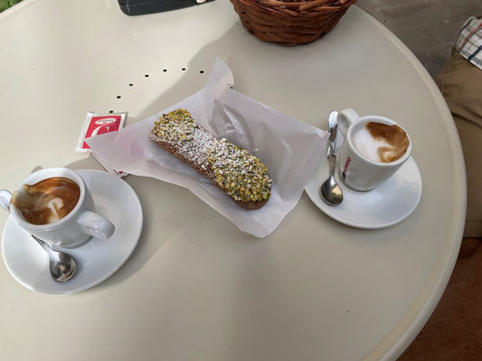 auch zum Espresso gibt es etwas lokales: Canolli