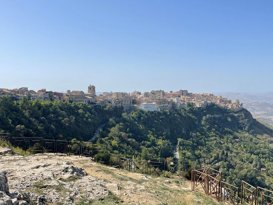 noch einmal die Felsenstadt Enna aus Sicht des Rocca die Cerere