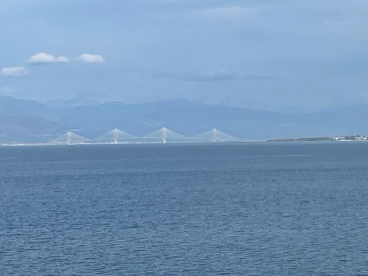 die Rio-Andirrio-Brücke führt von Patras zum Festland