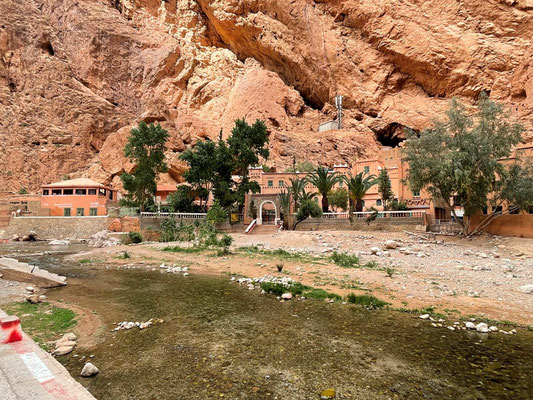 in der Mitte ist ein Ksar, also ein Gasthof