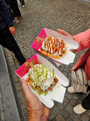 wir müssen natürlich zwei davon probieren ... mmmmhhh
