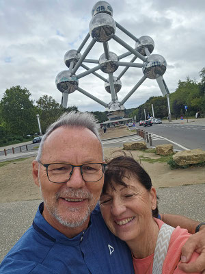 zwei Touris vor dem Atomium