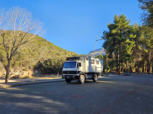 unser Stellplatz in El Ksiba - Parkplatz einer Freizeitanlage