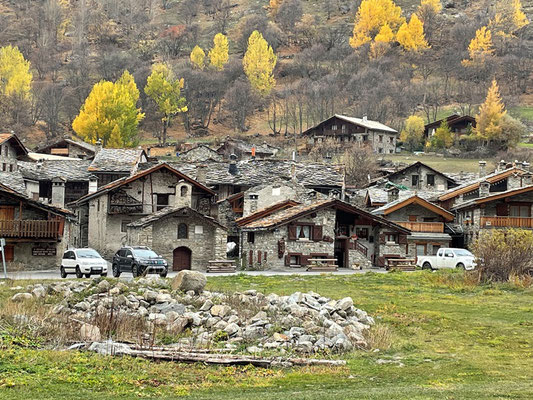 Die meisten Häuser der wenigen Dörfer in den Alpen sind aus Stein gebaut - irgendwie schön!