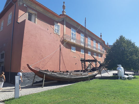 ein original Rabelo-Boot, mit welchem früher die Weinfässer auf dem Douro transportiert wurden