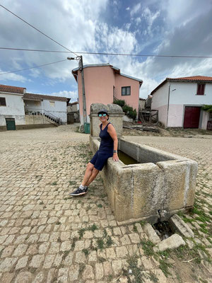 hier gibt es sogar einen offiziellen Brunnen mit Trinkwasser - auf der Infotafel am Dorfeingang vermerkt!