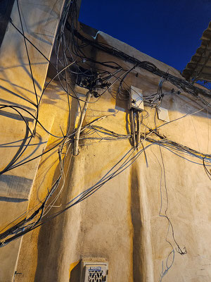 wieder ein Abstecher in eine Gasse, wo wir die hochwertige elektrische Installation bestaunen können