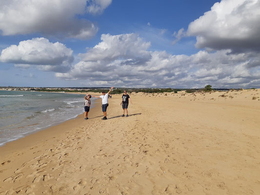 Spaziergang mit Tom und Coco zum Nachbarort - ein 2km langer Strand, welcher praktisch leer ist