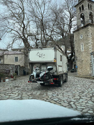 Uups, dieses Dorf Kosmas hat einige enge Stellen
