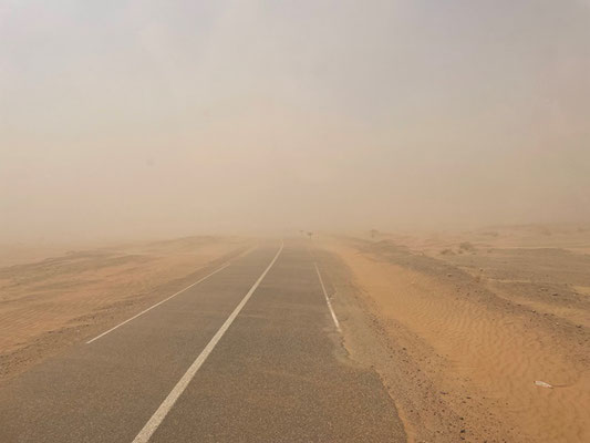 kaum sind wir unterwegs kommt der Sandsturm wieder und die Sicht wird schlecht