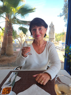 und stossen mit marokkanischem Rosé an
