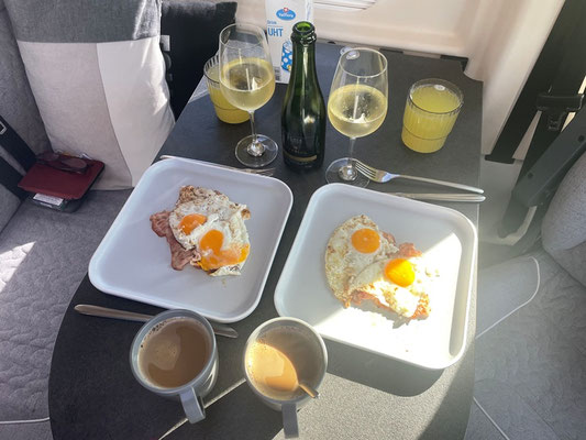Am Morgen meines Geburtstages gibt es Prosecco und Spiegeleier mit Speck - genau gleich wie im April ;-)