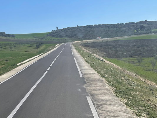 die Strasse wird auch immer etwas schmaler, aber zum Glück ist auch wenig Verkehr