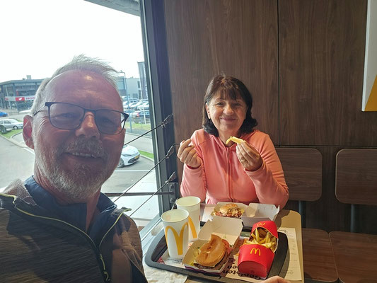 Frühstück bei McDonalds - weil Gustine ein Problem mit dem Blinker hat