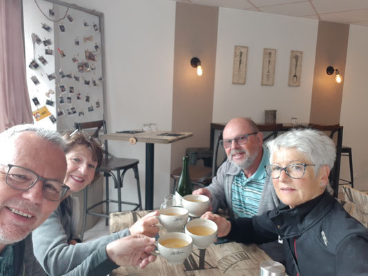 Lunch in einem kleinen Restaurant in Livarot - Galettes und Cidre, kein Käse