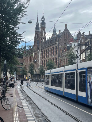 auch Trams gibt es in Amsterdam