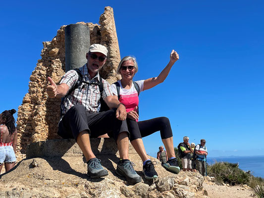 geschafft - wir sind auf dem Gipfel. Es waren zwar nur gut 2.5 km, aber wir haben fast 2 Stunden dafür benötigt.