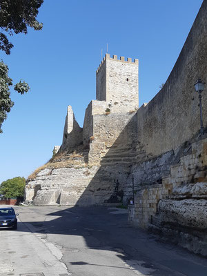 einer der 6 Türme - ursprünglich waren es 20 - des Castello di Lombardia