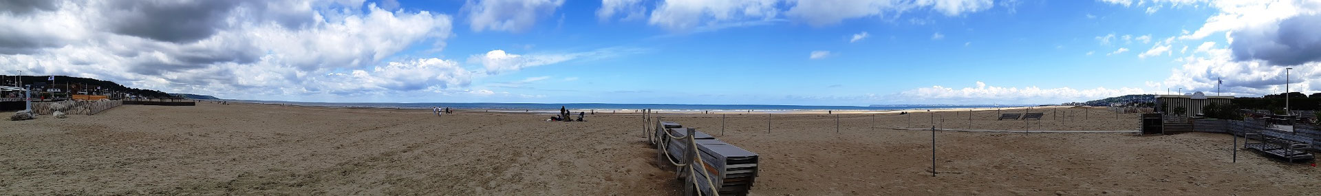 der Strand von Deauville - wegen schlechtem Wetter praktisch leer