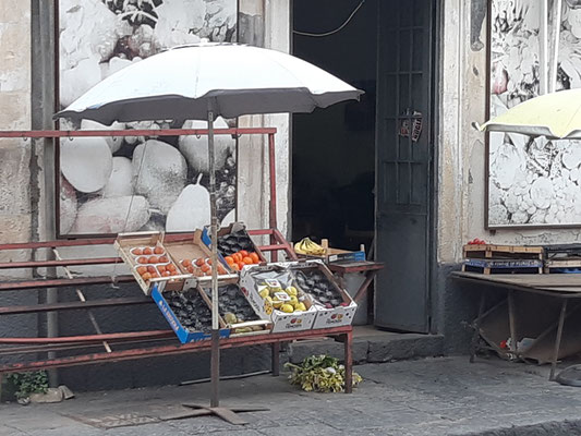 öfters ist aber ein kleiner Laden im Erdgeschoss: hier ein Gemüseladen