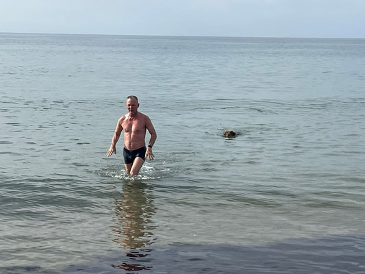 ich traue mich sogar ins Wasser - gar nicht so kalt!