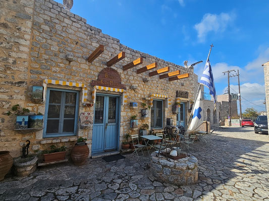 sicher ein tolles Restaurant - mit eigenem Brunnen vor der Tür - aber geschlossen