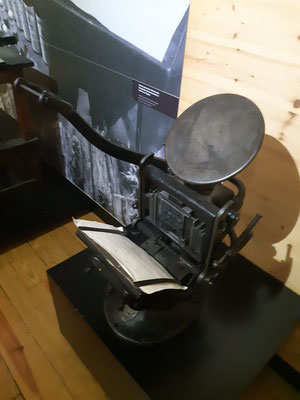 eine alte Weinetiketten-Druckmaschine