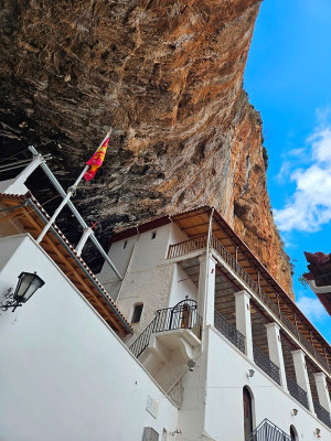 ein überhängender Felsen bietet dem Kloster Schutz vor Unwettern