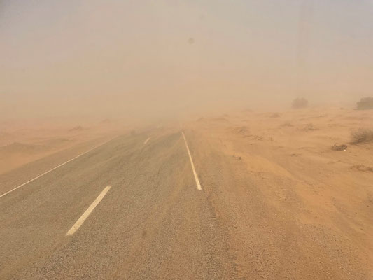 und leider auch sehr schlechte Sicht: starker Wind verfrachtet viel Sand
